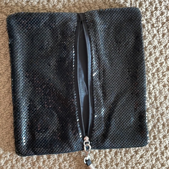 Black mesh wristlet - Picture 3 of 8